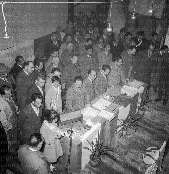 02 Interno del teatro, 9 dicembre 1951.jpg